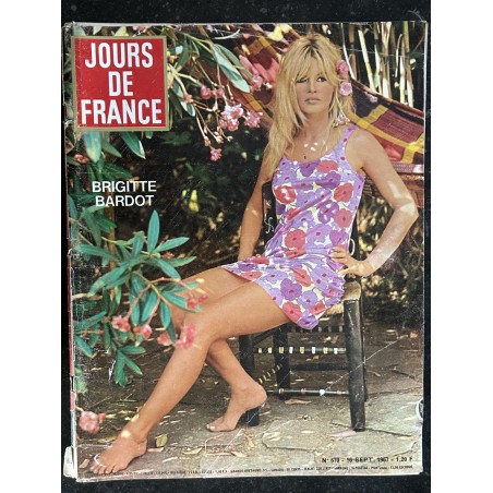 JOURS DE FRANCE 670 septembre 1967 COVER BRIGITTE BARDOT Un été brulant - Collections Yves Saint Laurent